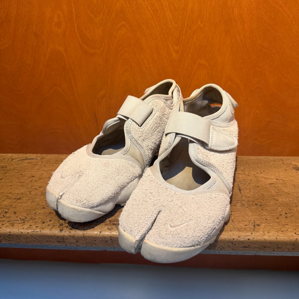 Nike Kids Beige/Tan Split-Toe Strap Sandals
